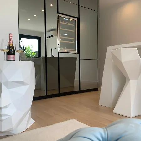 Апартаменты Sea Front Luxury With A Private Infinity Pool , A Large Garden And A Private Garage On The In *