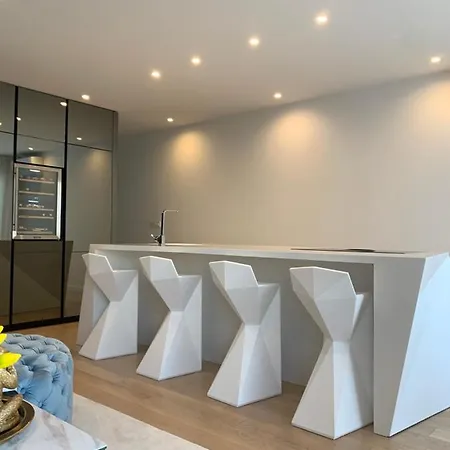 Апартаменты Sea Front Luxury With A Private Infinity Pool , A Large Garden And A Private Garage On The In Сплит