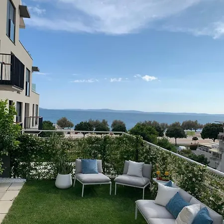 Sea Front Luxury With A Private Infinity Pool , A Large Garden And A Private Garage On The In Апартаменты Сплит