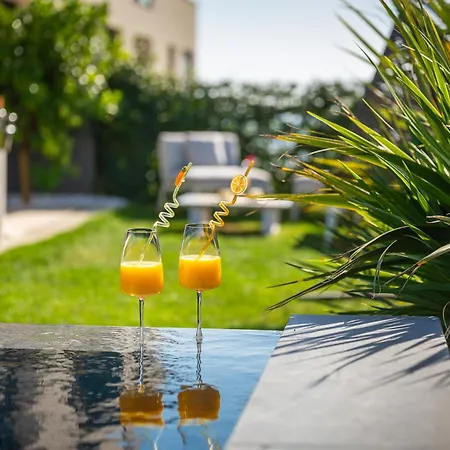 Апартаменты Sea Front Luxury With A Private Infinity Pool , A Large Garden And A Private Garage On The In
