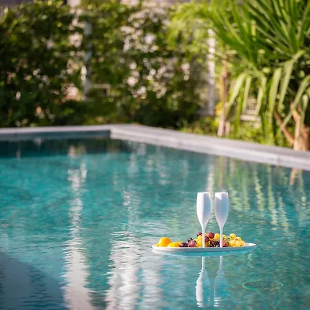 Апартаменты Sea Front Luxury With A Private Infinity Pool , A Large Garden And A Private Garage On The In Сплит
