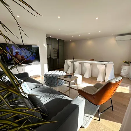 Апартаменты Sea Front Luxury With A Private Infinity Pool , A Large Garden And A Private Garage On The In Сплит