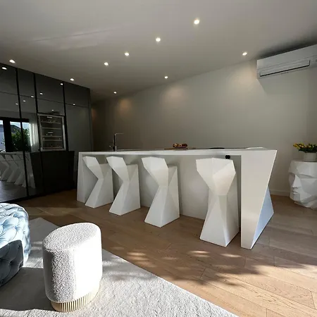 Sea Front Luxury With A Private Infinity Pool , A Large Garden And A Private Garage On The In Апартаменты *