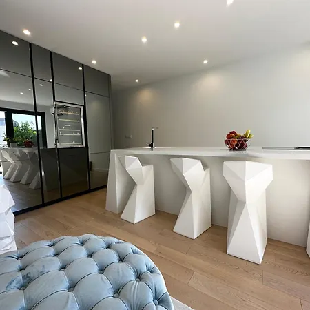 Sea Front Luxury With A Private Infinity Pool , A Large Garden And A Private Garage On The In Апартаменты