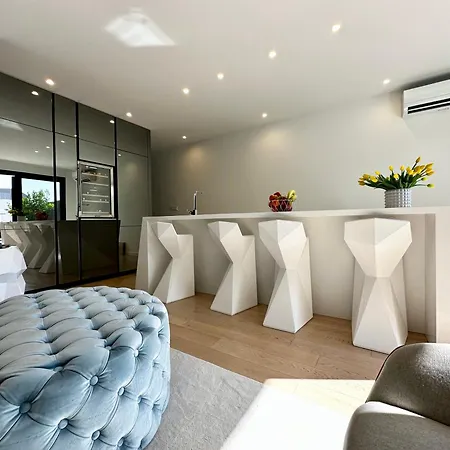 Апартаменты Sea Front Luxury With A Private Infinity Pool , A Large Garden And A Private Garage On The In Сплит