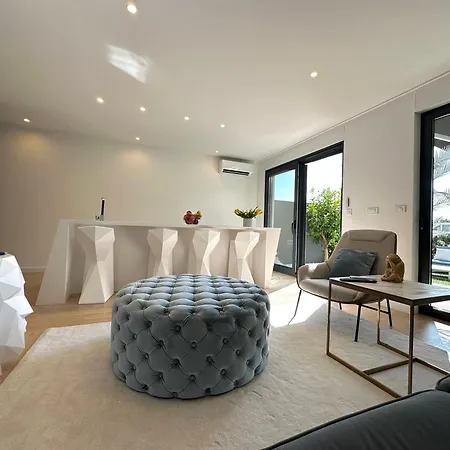 Sea Front Luxury With A Private Infinity Pool , A Large Garden And A Private Garage On The In Апартаменты *